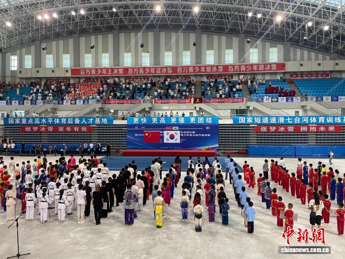 中韩250余名青少年在七台河体育中心展开比武竞