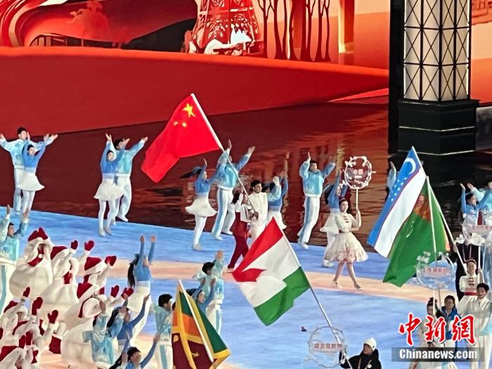 在亚冬会闭幕式上,徐梦桃作为旗手高举五星红