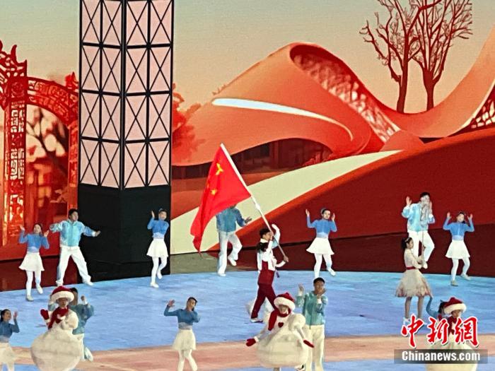 在亚冬会闭幕式上,徐梦桃作为旗手高举五星红