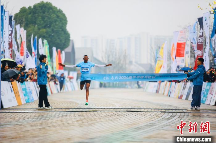 2024临平半程马拉松开跑 龙年后首场赛事吸引万人