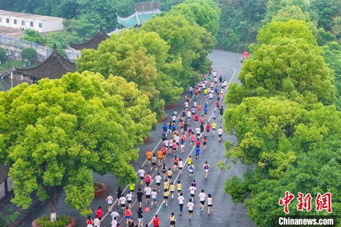 2025重庆马拉松接力赛圆满落幕 近2000跑者共绘环