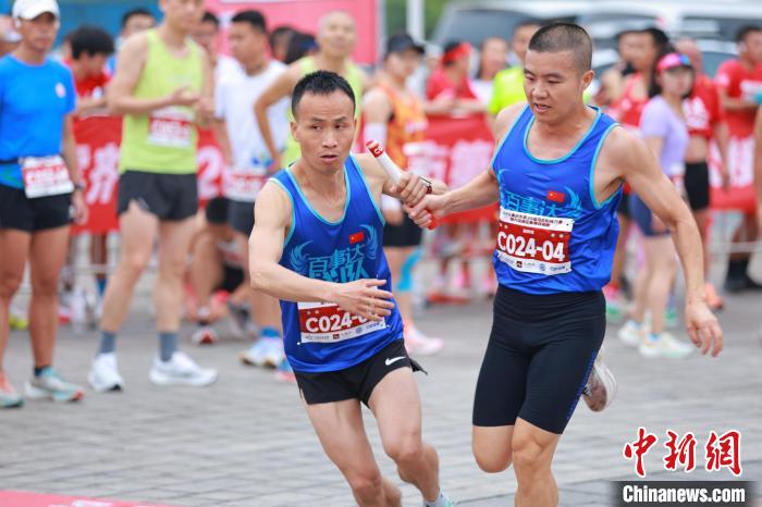 2025重庆马拉松接力赛圆满落幕 近2000跑者共绘环