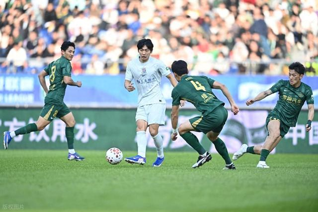 中超补时红牌引争议，申花小将遭误判