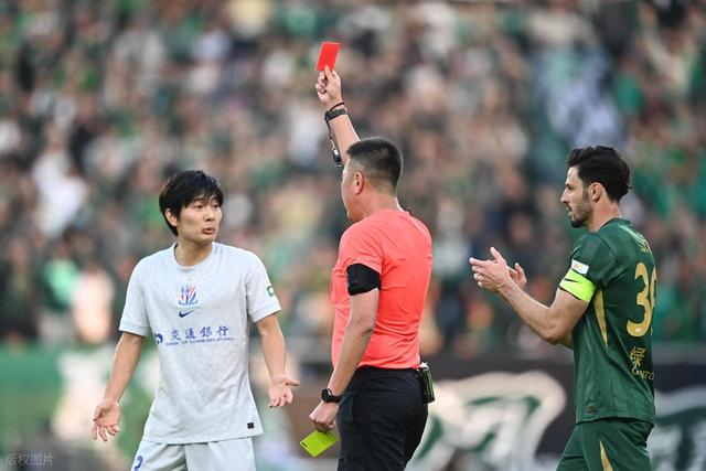 中超补时红牌引争议，申花小将遭误判