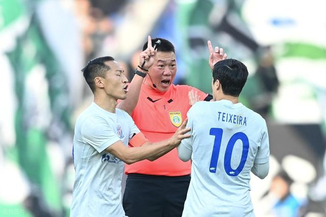 中超补时红牌引争议，申花小将遭误判