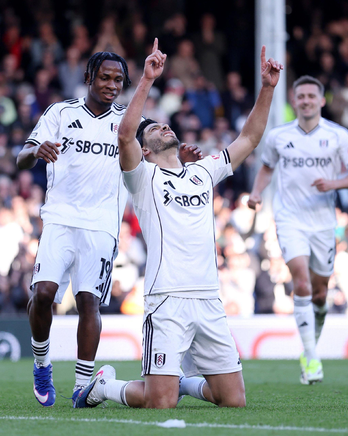 富勒姆主场力克伯恩利 丘库埃泽替补建功