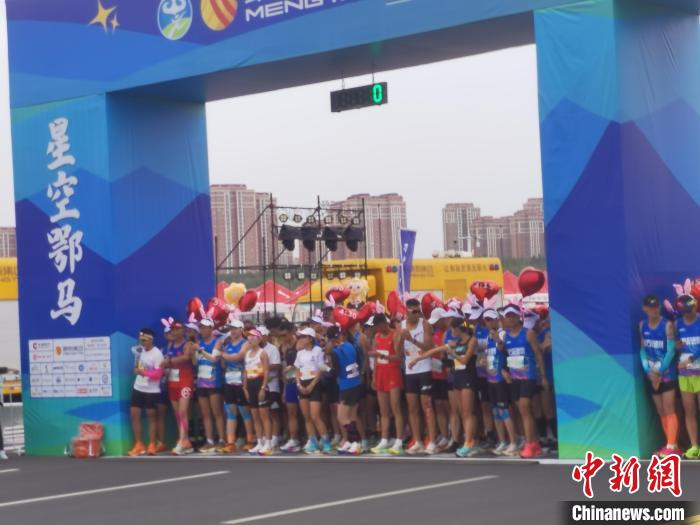 近2.3万人共赴“星空马拉松” 跑出鄂尔多斯夜色