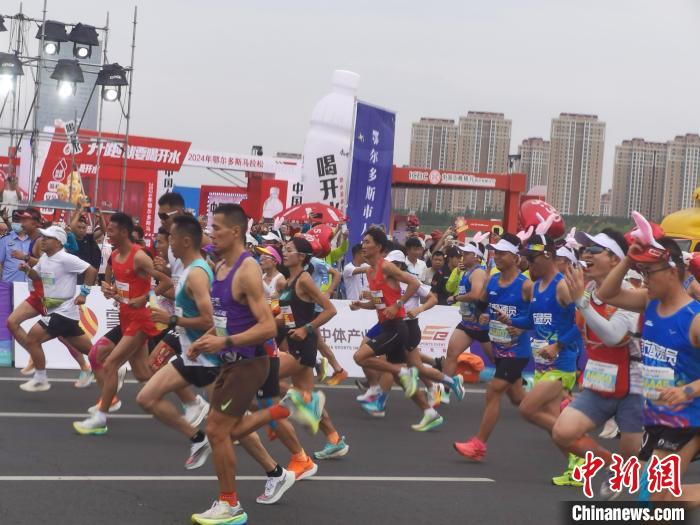 近2.3万人共赴“星空马拉松” 跑出鄂尔多斯夜色