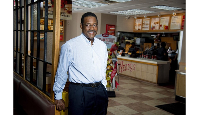 NBA替补球员逆袭成商业巨头：朱尼奥·布里奇曼的