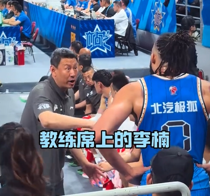 李楠季后赛首秀显担当 球队磨合关键期或接任主
